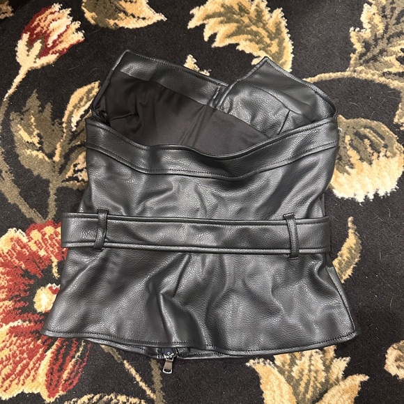 Zara ASYMMETRIC FAUX LEATHER
BLACK BUCKLE TOP - Picture 6 of 7